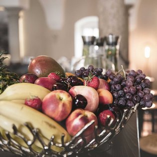 Ein reich gedeckter Tisch mit verschiedenen Obstsorten und Wasser